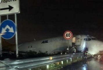 В аэропорту Бергамо самолет выехал за пределы взлетной полосы и оказался на дороге
