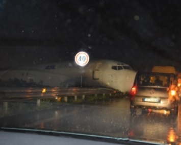 Промазал: в Италии грузовой Boeing выехал на оживленную трассу (ФОТО)