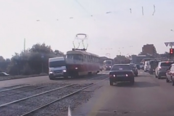 На Москалевке трамвай протаранил микроавтобус