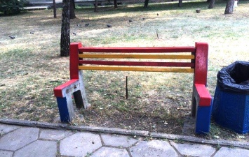Бюджетный ремонт: в Симферополе покрасили поломанные скамейки (фото)