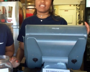 Дочь Обамы работает в рыбном ресторане (ФОТО)