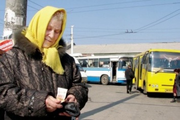 Война маршрутчиков и пенсионеров: в Мариуполе из автобусов выгоняют пожилых людей (ВИДЕО)
