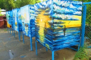 На киевских пляжах разрисовали кабинки для переодевания (ФОТО)