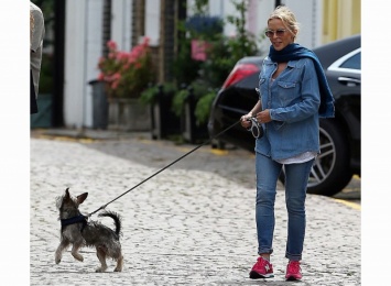 Кайли Миноуг с собакой на прогулке