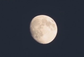 С помощью собственной камеры фотограф детально рассмотрел Луну