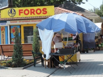 В 40-градусную жару на улице продают колбасу (фото)
