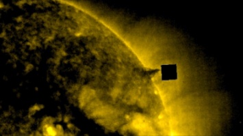 На фотографию Солнца попал черный куб размером с Землю
