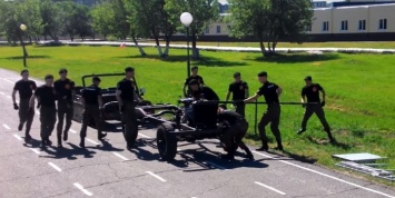 В Омске курсанты инженерного института разобрали УАЗ за 90 секунд