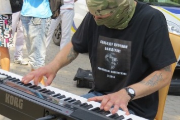 В Мариуполе знаменитый пианист-экстремист музыкой защищал обвиняемых в убийстве сотрудника СБУ