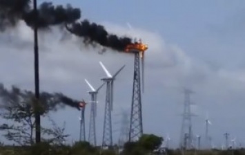 Это не огненное шоу, это горит ветроэлектростанция в Индии