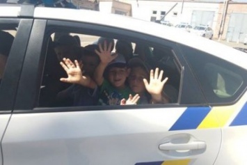 Профессиональный праздник патрульные полицейские Кривого Рога отметили в компании детей (ФОТО)