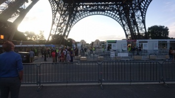 В Париже эвакуируют посетителей Эйфелевой башни (фото)