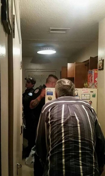 Полицейский открыл холодильник 79-летнего старика. То, что он там увидел, лишило дара речи