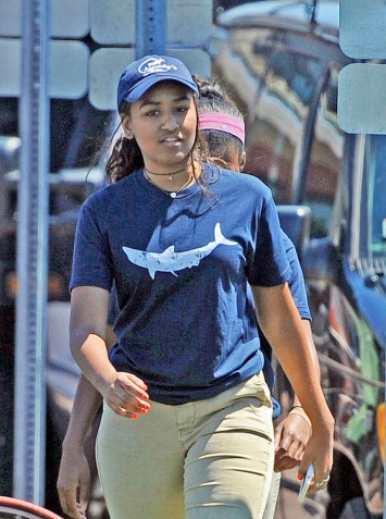 Дочь Обамы устроилась на работу раздатчицей в рыбный ресторан