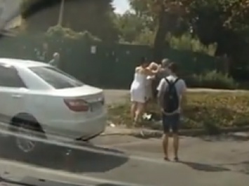 В Киеве неадекваты из Toyota Camry избили женщину за замечание о неправильной парковке. ВИДЕО
