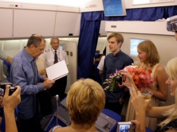 Сергей Лавров поженил пару коресспондентов прямо в самолете