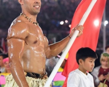 Соцсети взорвал полуобнаженный знаменоносец Тонга на открытии Игр-2016