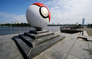 В Екатеринбурге очистили памятник от проделок хулиганов