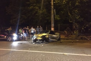 В Симферополе возле 6-й горбольницы разбился спорткар (ФОТО, ВИДЕО)