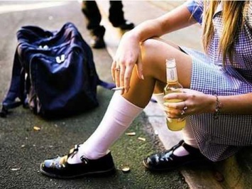 Установлены главные причины большого числа курильщиков и зависимых от алкоголя среди подростков