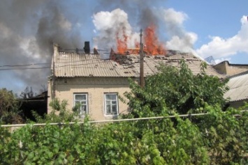 В Мелитополе несколько часов не могли потушить пожар в лакокрасочном цеху