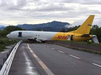 В Италии Boeing врезался в кольцевую дорогу