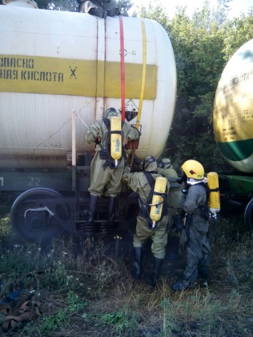 На ж/д станции в Запорожье обнаружили подтекание кислоты из цистерны грузового поезда