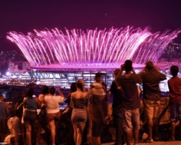 Жители трущоб Рио наблюдают за открытием Олимпийских игр (ФОТО)