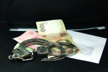 В Новой Каховке арестовали полицейского, который "повесил" на мужчину дело и потребовал взятку