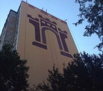 На многоэтажке Ровно появился гигантский герб города
