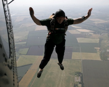 В США двое парашютистов разбились во время неудачного прыжка