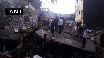 В Индии обрушилось двухэтажное здание; под завалами есть люди