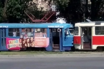 В Харькове в районе Героев Труда столкнулись трамваи (ФОТО)