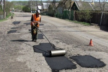 В Бердянском районе приступили к ямочному ремонту дорог