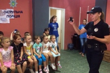 Полтавские патрульные провели лекцию в школе иностранных языков
