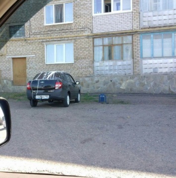 Неизвестные опрокинули банку с краской на автомобиль в Башкирии