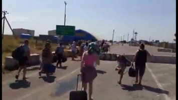 Украинцы устроили забег на границе, соревнуясь, кто быстрее попадет на отдых в Крым