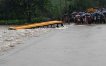 В Индии автобус с 50 школьниками упал в реку