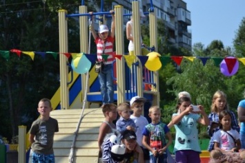 На Левобережье Каменского открылась детская площадка