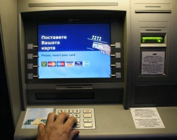 Официанты-жулики и «левые» банкоматы. Как воруют деньги с банковских карт?