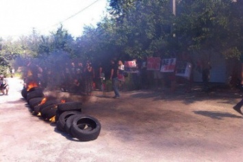 Переселенцы подожгли шины у дома вице-премьера Розенко