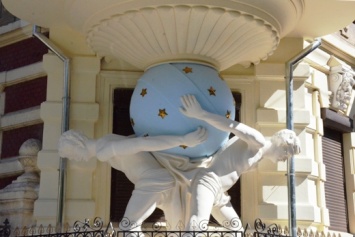 В Одессе завершены ремонтно-реставрационные работы скульптурной композиции и балкона знаменитого Дома с атлантами