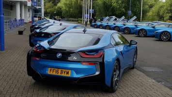 Владелец «Лестер Сити» подарил футболистам по купе BMW i8