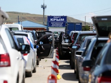 На Керченской переправе автомобилисты ждут паром по 6-7 часов