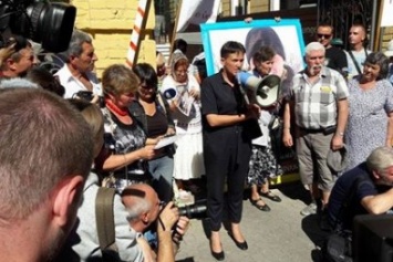 Савченко предложила, чтобы переговоры по обмену пленными вели жены Порошенко и Медвудчука