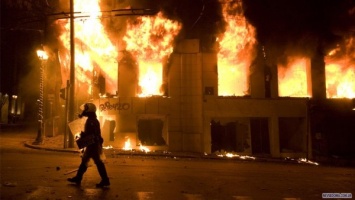 СМИ: Здание Священного Синода в Афинах забросали бутылками с коктейлями Молотова