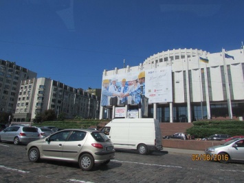 На фасаде Украинского дома незаконно разместили рекламный баннер