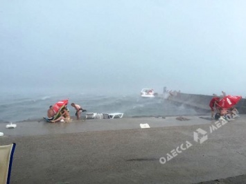 Во время шторма в Одессе удалось спасти почти сотню людей