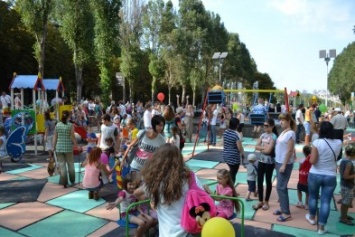 В центре Каменского открыли детскую площадку