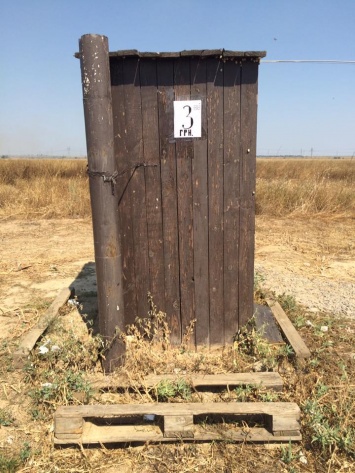 Владелец придорожного туалета в Чаплынке сделал месячную кассу на километровой очереди в Крым